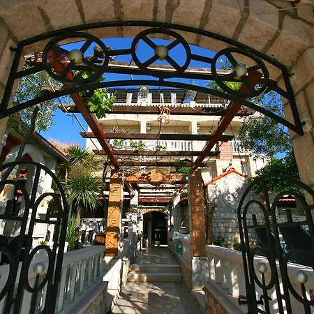 Maison d'hôtes Segetski Dvori - Beachfront Oasis & Tradition Since 1964 Donji Seget