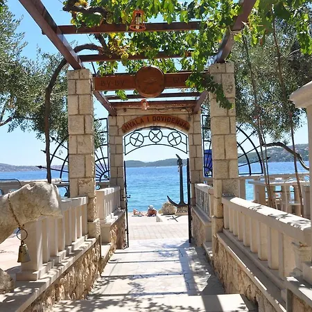 Maison d'hôtes Segetski Dvori - Beachfront Oasis & Tradition Since 1964 Donji Seget