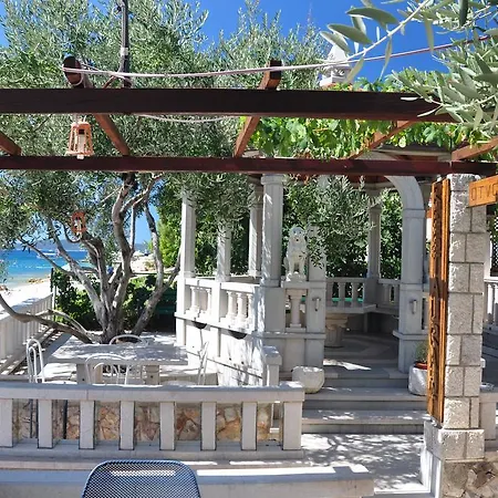 Maison d'hôtes Segetski Dvori - Beachfront Oasis & Tradition Since 1964