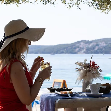 Segetski Dvori - Beachfront Oasis & Tradition Since 1964 Maison d'hôtes