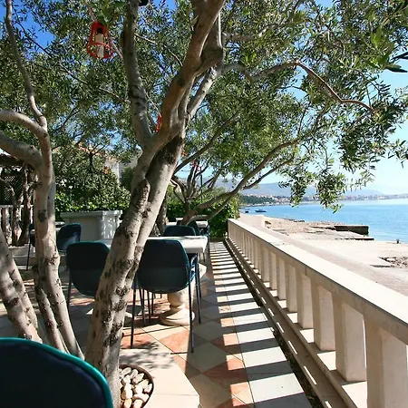 Segetski Dvori - Beachfront Oasis & Tradition Since 1964 Gæstehus