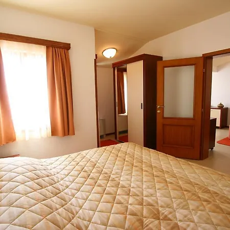 Villa Segetski Dvori - Beachfront Oasis & Tradition Since 1964 4*