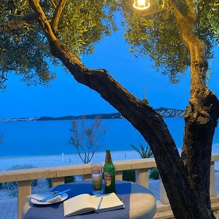 Villa Segetski Dvori - Beachfront Oasis & Tradition Since 1964 ゲストハウス 4*