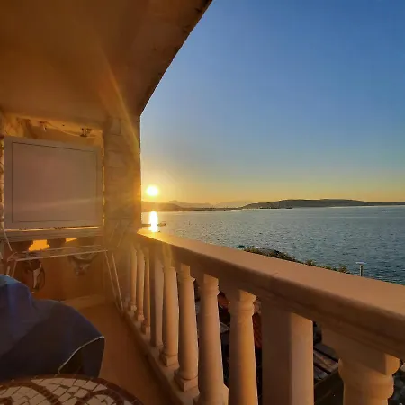 ゲストハウス Villa Segetski Dvori - Beachfront Oasis & Tradition Since 1964 4*