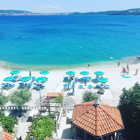 Villa Segetski Dvori - Beachfront Oasis & Tradition Since 1964 ゲストハウス 4*