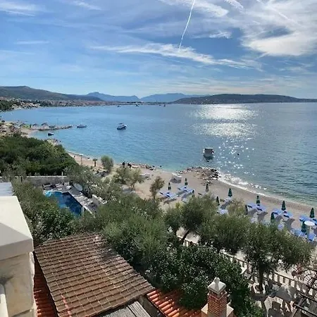 ゲストハウス Villa Segetski Dvori - Beachfront Oasis & Tradition Since 1964