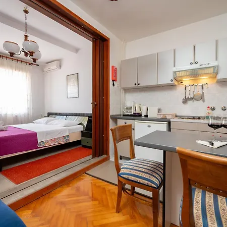 Villa Segetski Dvori - Beachfront Oasis & Tradition Since 1964 ゲストハウス 4*