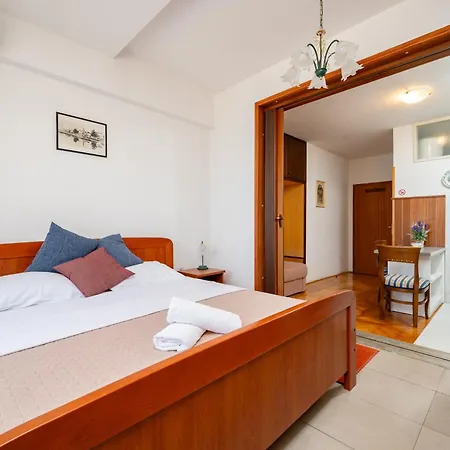 Villa Segetski Dvori - Beachfront Oasis & Tradition Since 1964 ゲストハウス 4*