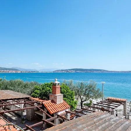 Villa Segetski Dvori - Beachfront Oasis & Tradition Since 1964 ゲストハウス