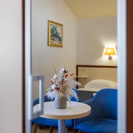 Villa Segetski Dvori - Beachfront Oasis & Tradition Since 1964 4* ドニー・セゲット