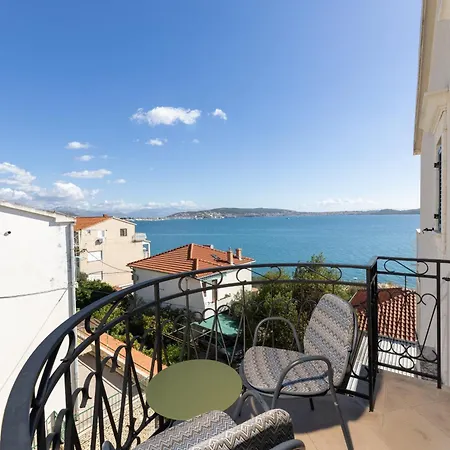 Villa Segetski Dvori - Beachfront Oasis & Tradition Since 1964 ゲストハウス
